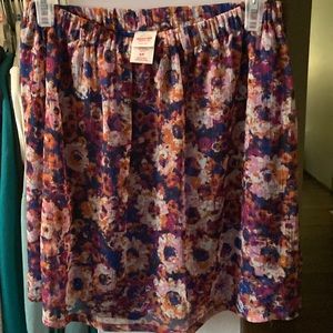 Woman’s mossimo flowered skirt size small in excellent condition
